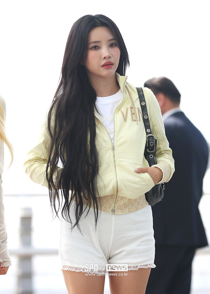 240412 (G)I-DLE Soyeon - ICN Airport documents 1