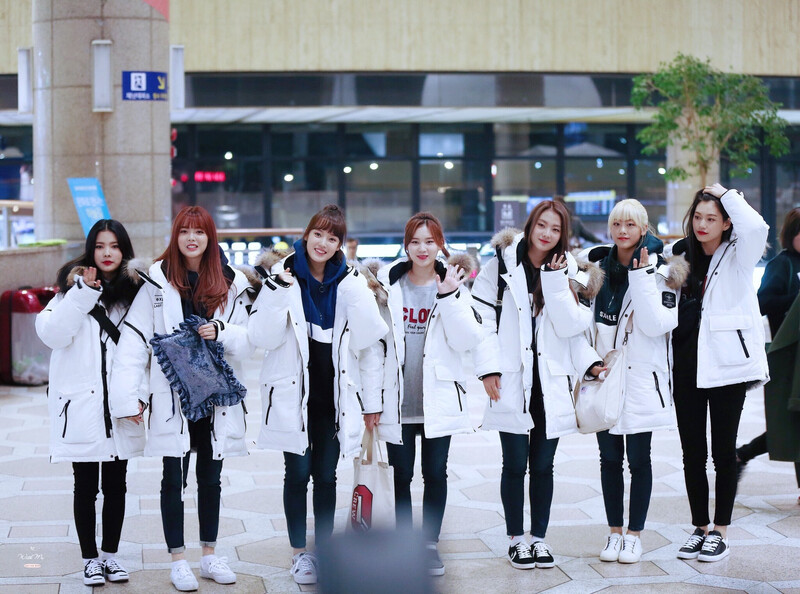 171128 Weki Meki at Gimpo Airport documents 2