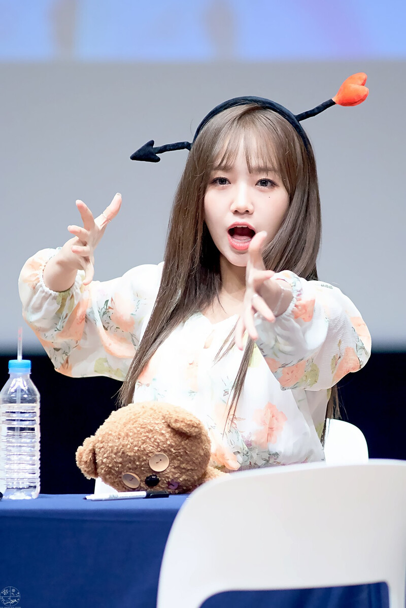 190824 Weki Meki Yoojung at 'WEEK END LOL' Hongdae Fansign documents 2