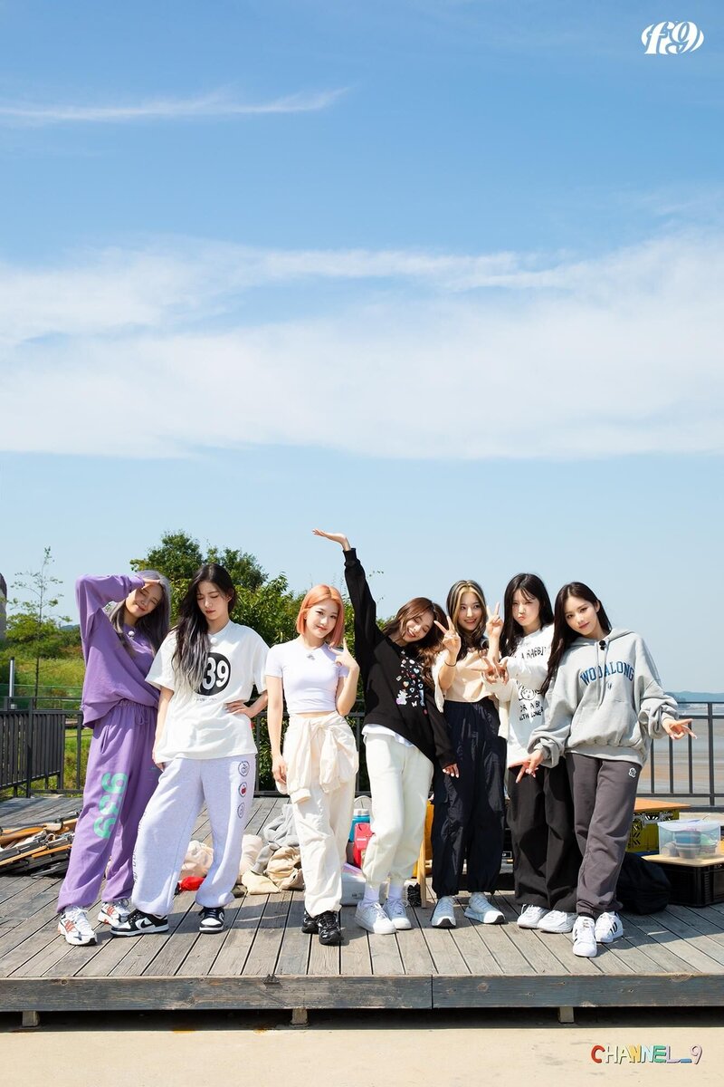 211103 fromis_9 Weverse Update - <CHANNEL_9> EP9-11 Behind Photo Sketch documents 10