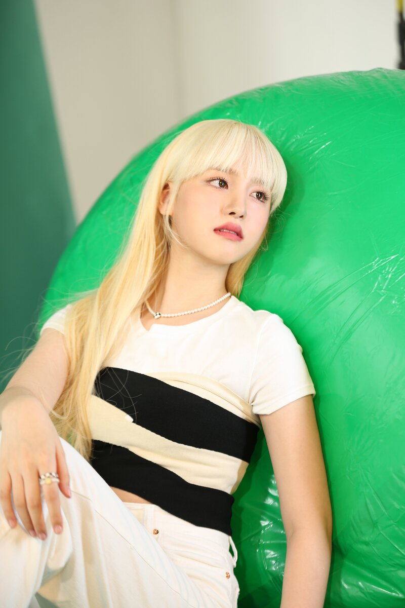 220219 Starship Naver Post - IVE Liz - Olive Young Photoshoot Behind documents 2