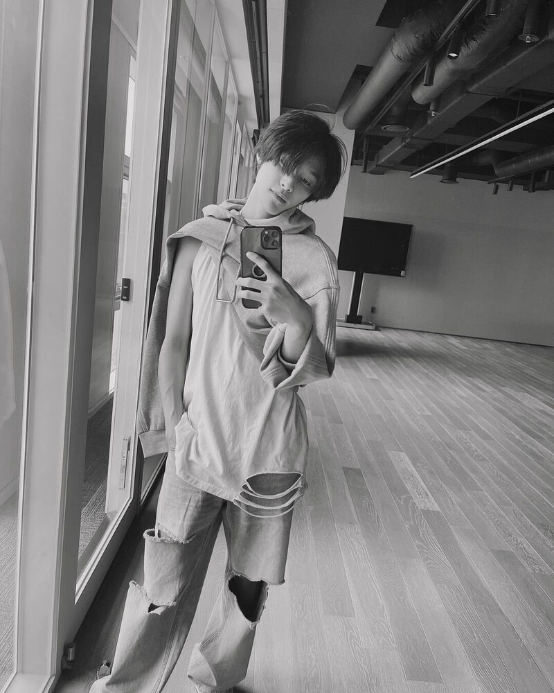 220724 WAYV Yang Yang Instagram Update documents 1