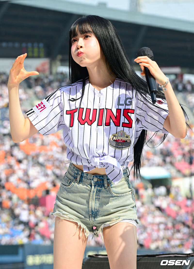 240504 STAYC Sieun - 2024 Shinhan Bank SOL KBO League in Jamsil Stadium documents 1