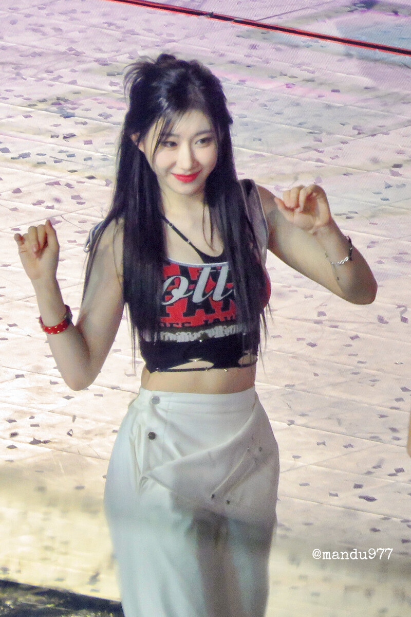 240602 ITZY Chaeryeong at K-Wave Concert Inkigayo documents 1