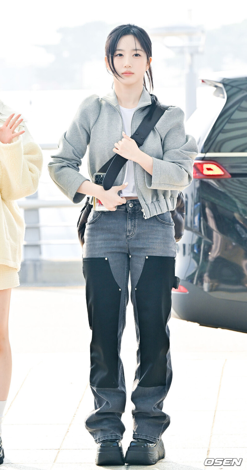 241011 NMIXX Haewon at Incheon International Airport documents 4