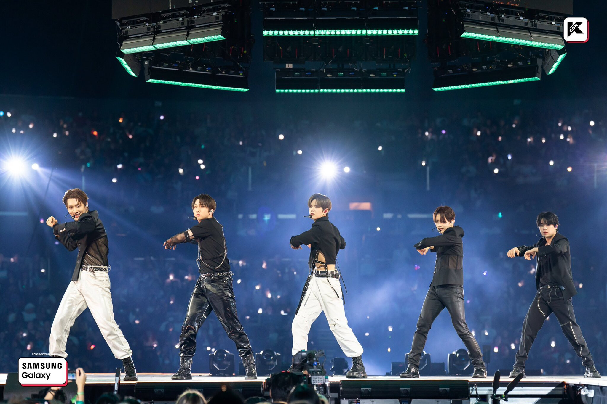 230819 KCON LA PRESHOW Day 2 Behind Photos with VERIVERY | kpopping