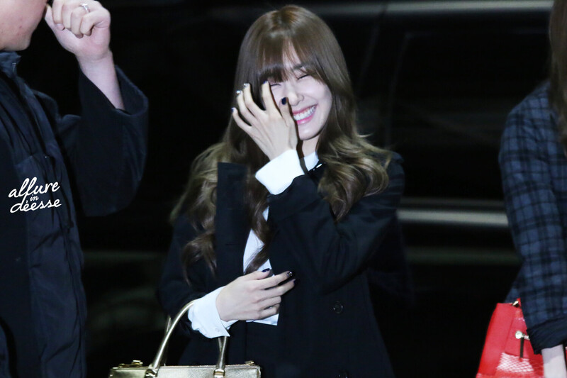 141027 Girls' Generation Tiffany at Incheon Airport documents 1