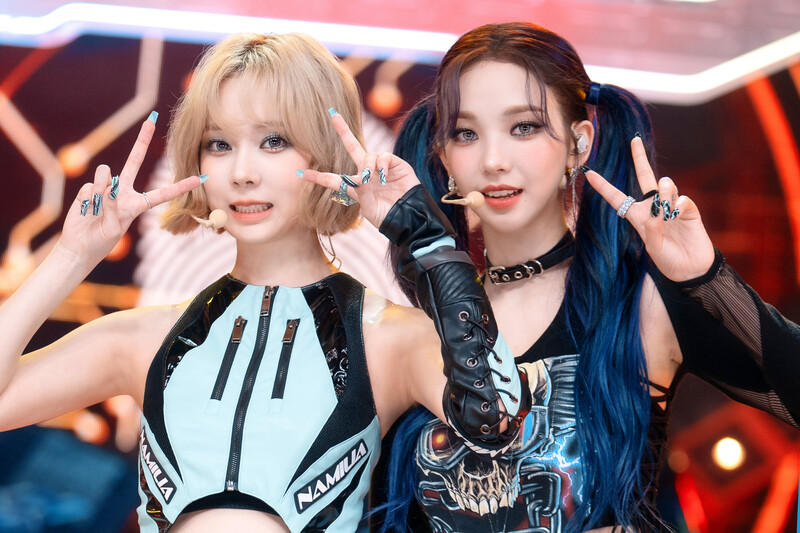 220724 aespa Karina & Winter at Inkigayo documents 1