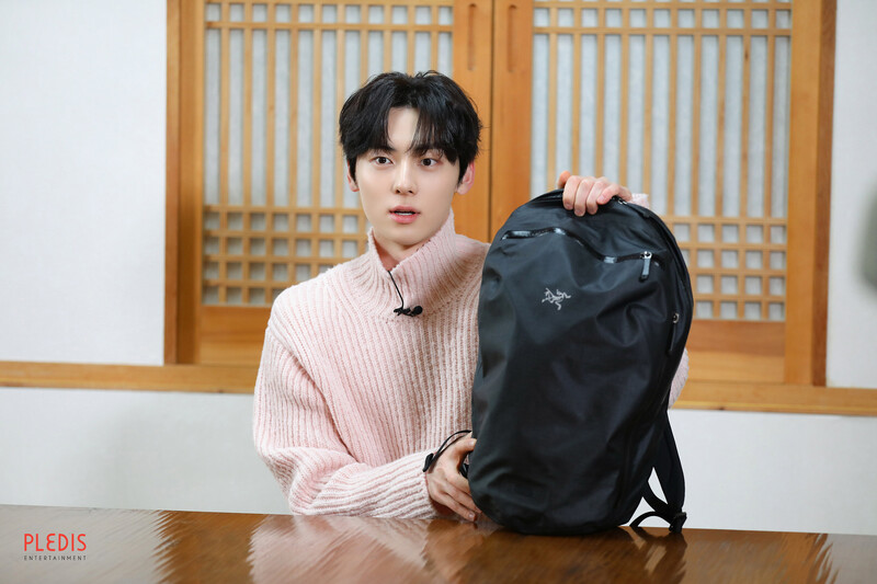 230504 Hwang Minhyun Weverse Update -‘What’s in My Bag’ Photo Sketch documents 2