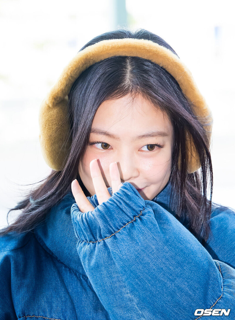 241110 JENNIE at Incheon Airport documents 6