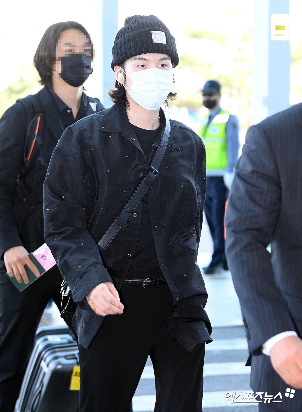SUGA UPDATES ⟬⟭ on X: Bless winter airport fashion (and coats tbh). 🐼   / X