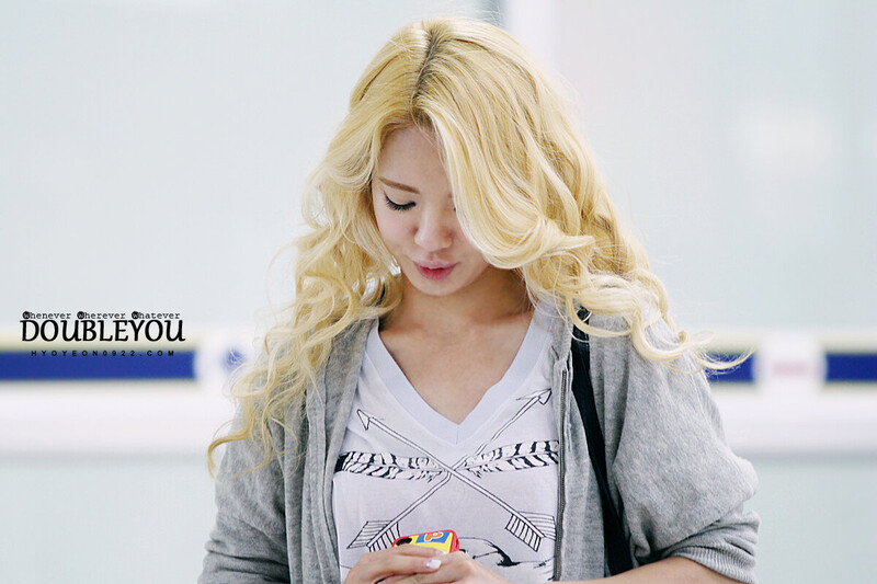 121003 Girls' Generation Hyoyeon at Gimpo Airport documents 2