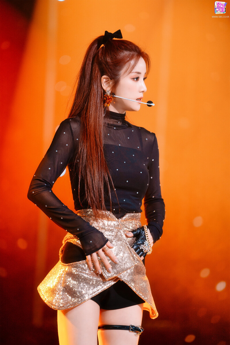 220227 Apink Chorong - 'Dilemma' at Inkigayo documents 11