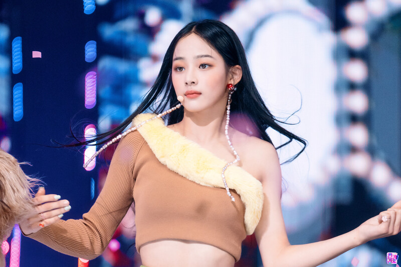 220821 NewJeans Minji - 'Attention' at Inkigayo documents 10