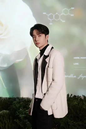 220115 Wang Yibo for CHANEL No.1 Red Camellia