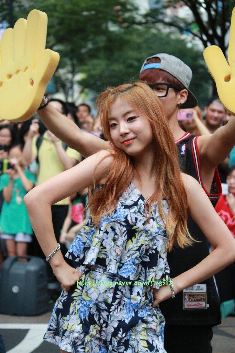 140807 Ladies' Code Zuny at Myeongdong Guerrilla Concert documents 1