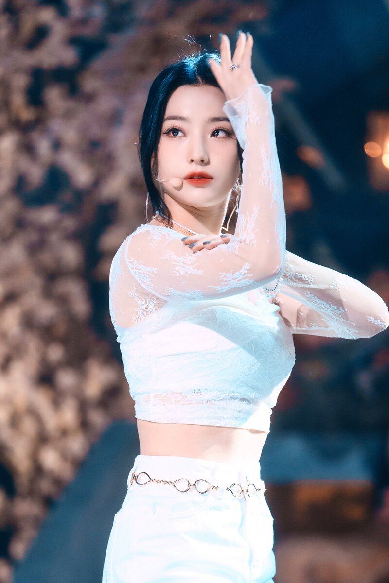 220123 fromis_9 Saerom - 'DM' at Inkigayo documents 1