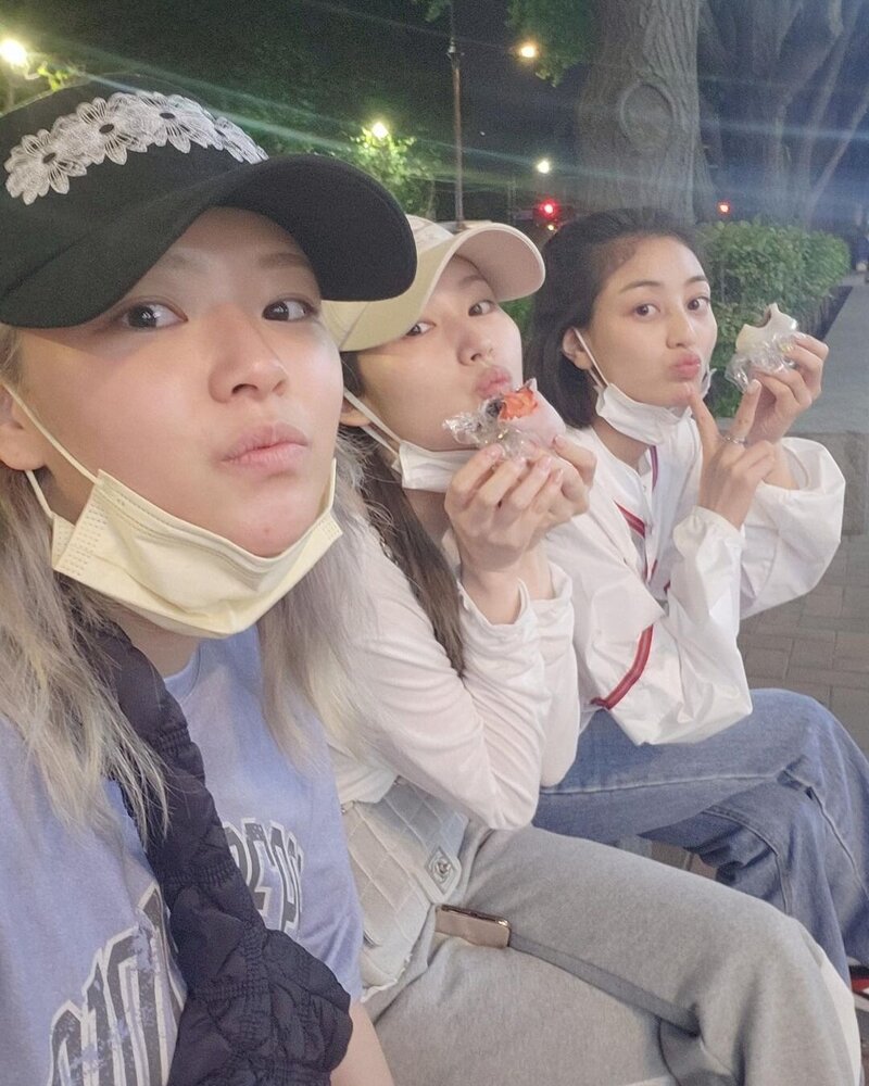 220612 TWICE Jeongyeon Instagram Update with Sana and Jihyo documents 2