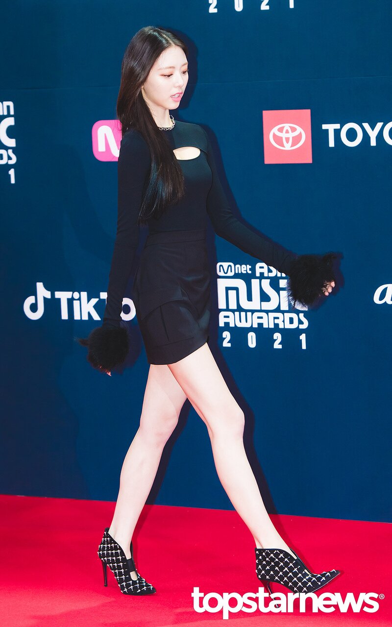 211211 ITZY Yuna at MAMA 2021 Red Carpet documents 26