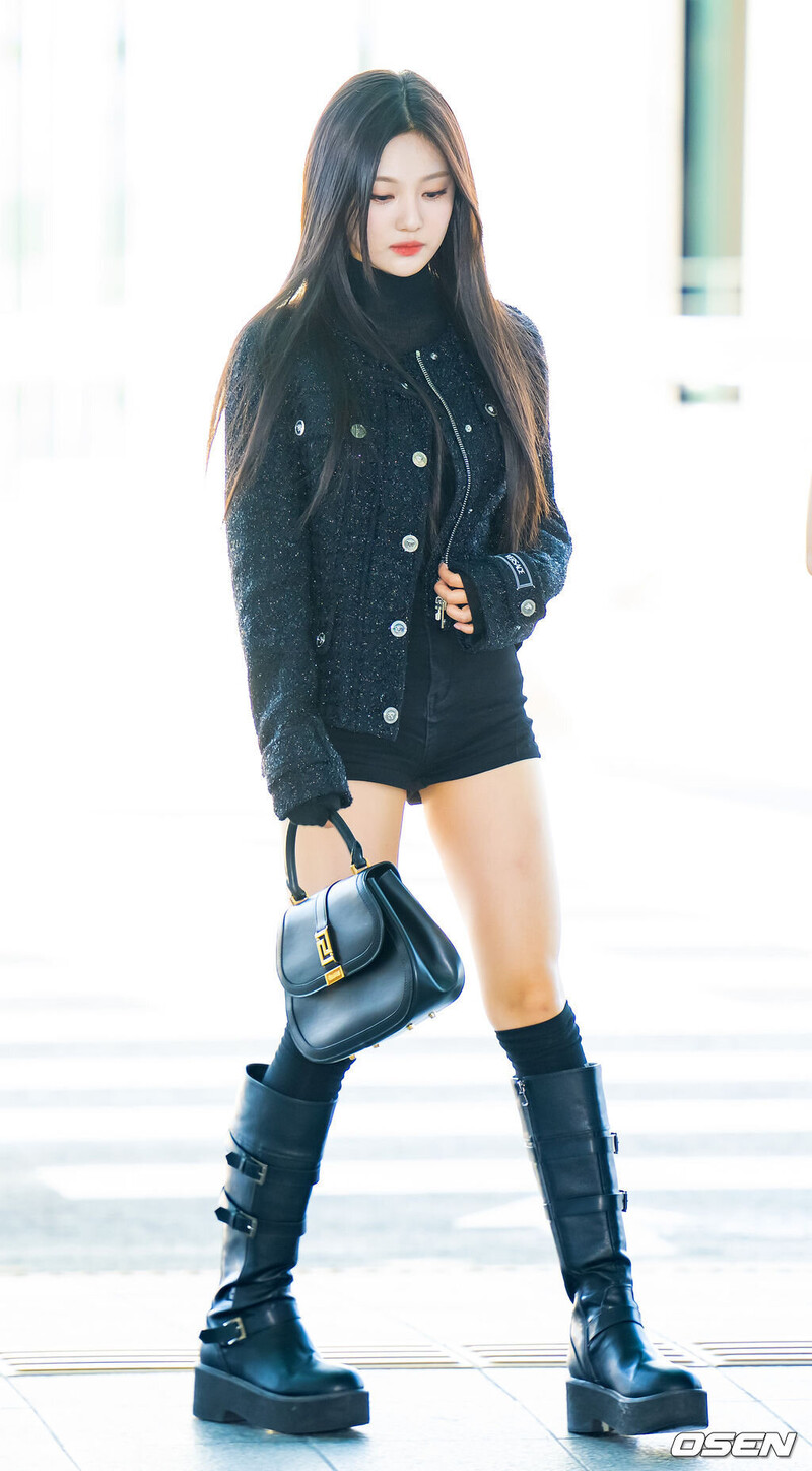 230922 aespa NingNing at Incheon International Airport documents 2