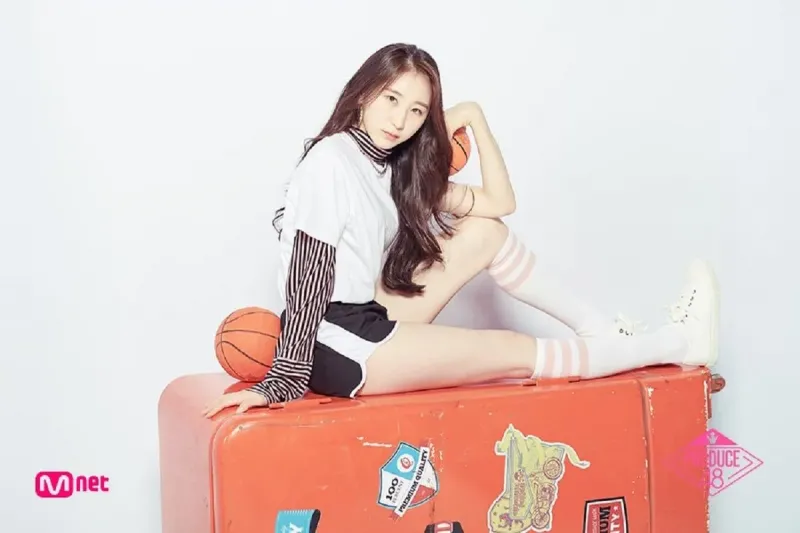 Lee_Chaeyeon_Produce_48_promotional_photo_10.jpg