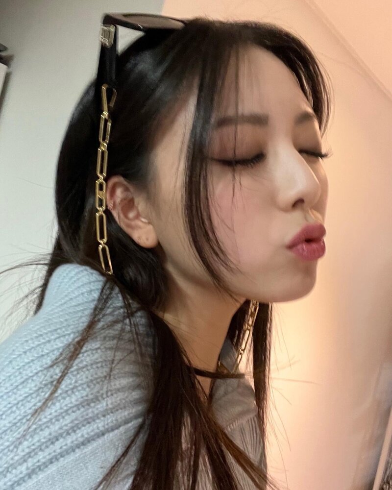 220402 ITZY Instagram Update - Yuna documents 12