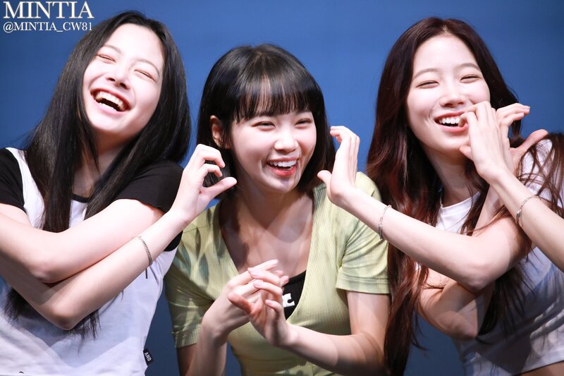 220507 Eunchae, Chaewon, Kazuha, and Yun Jin at Fansign Event documents 2