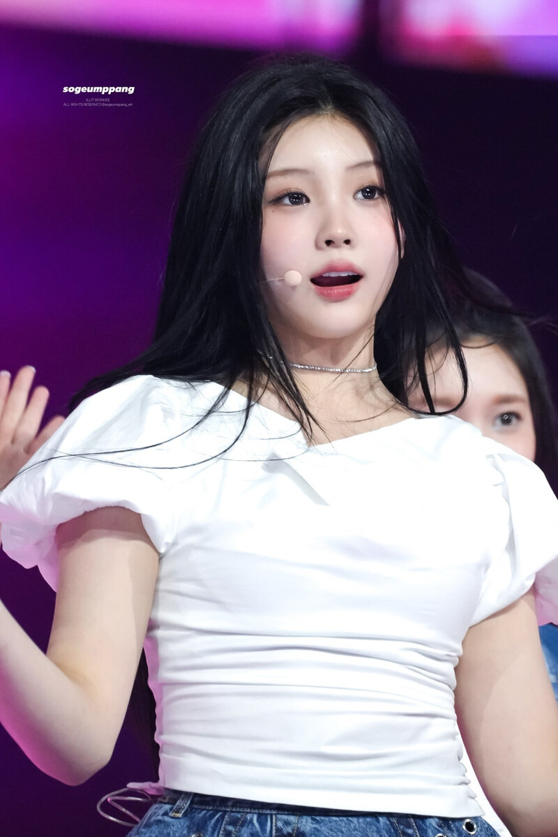 240602 ILLIT Wonhee at K-Wave Concert Inkigayo documents 16