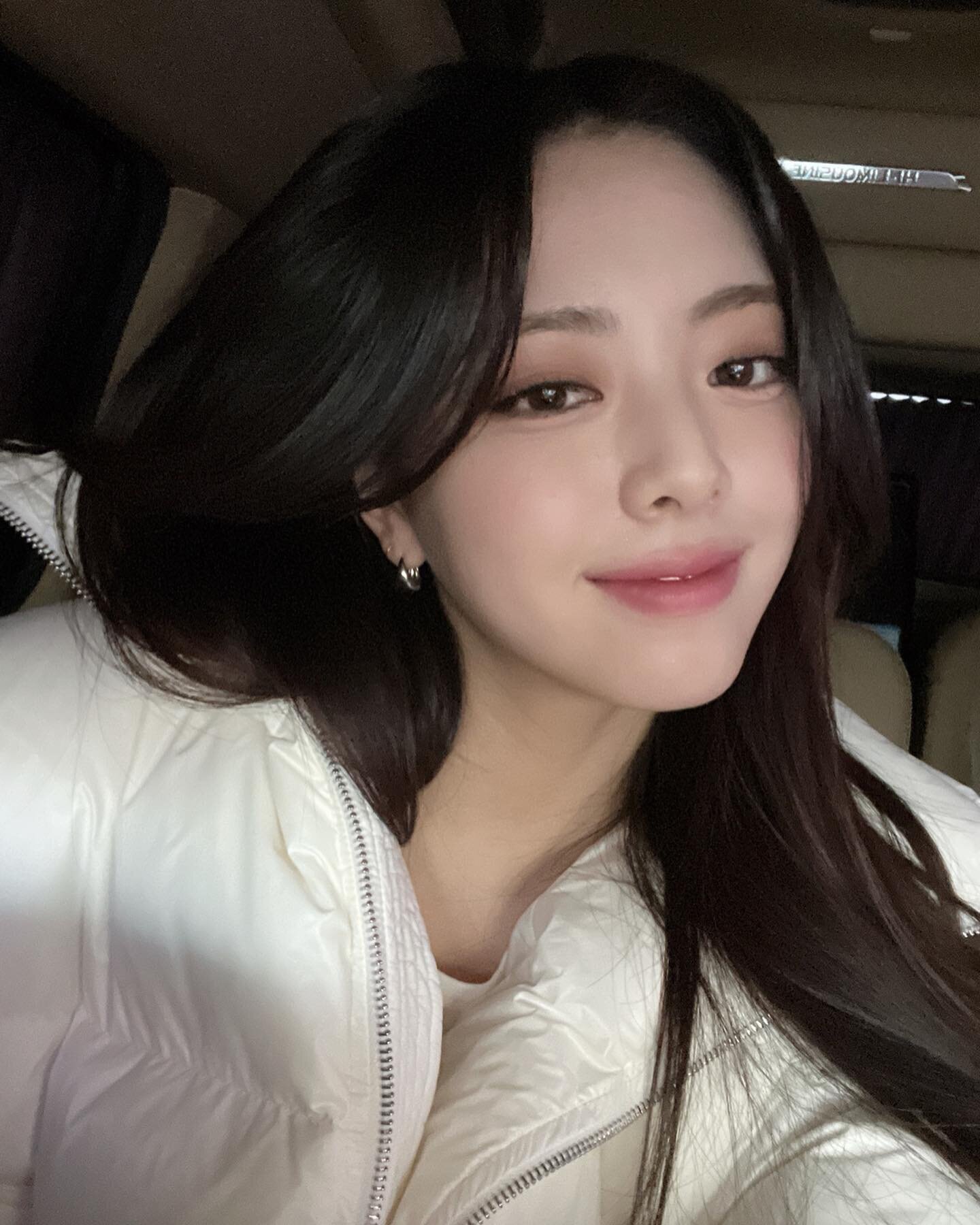 220305 ITZY Instagram Update - Yuna | kpopping