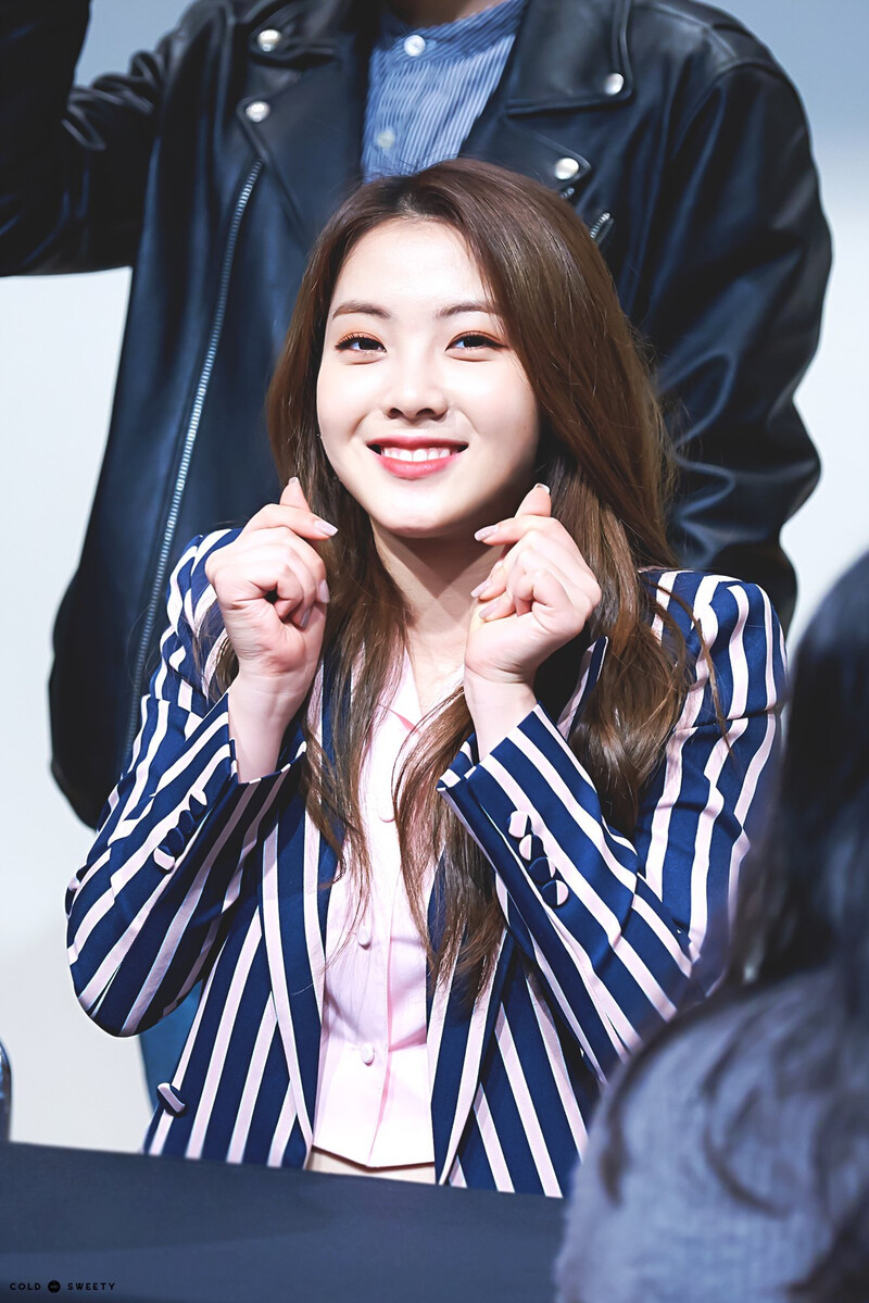 180401 Weki Meki Lucy at Songpa 'Lucky' Fansign documents 4