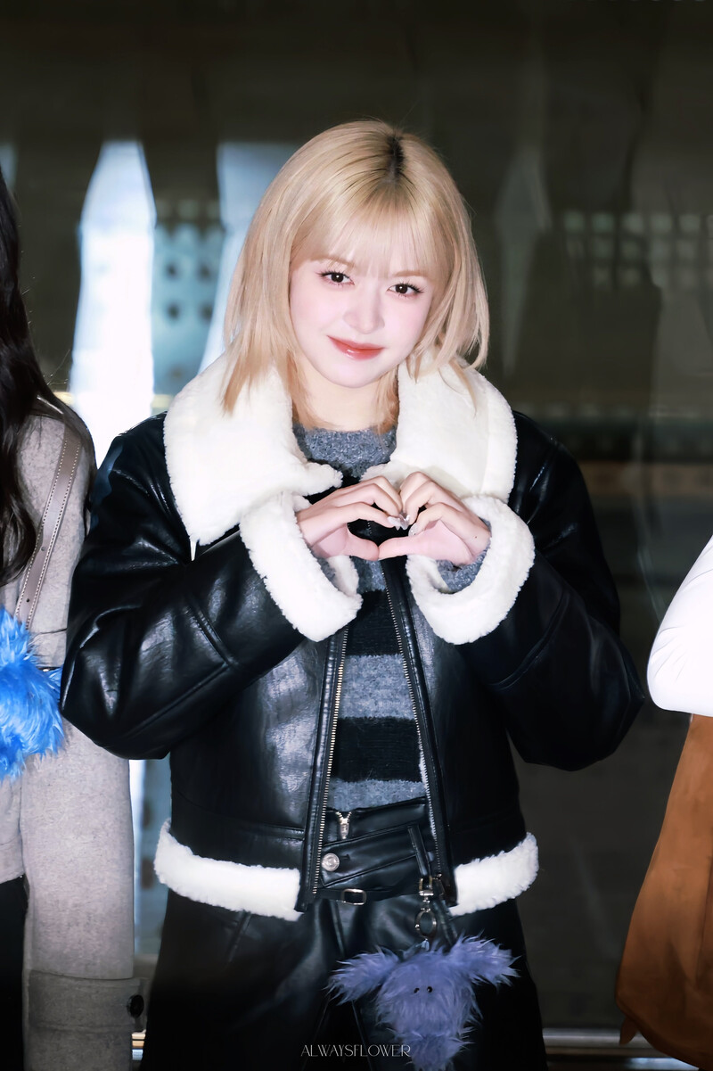 231208 NMIXX Lily at Gimpo International Airport documents 5