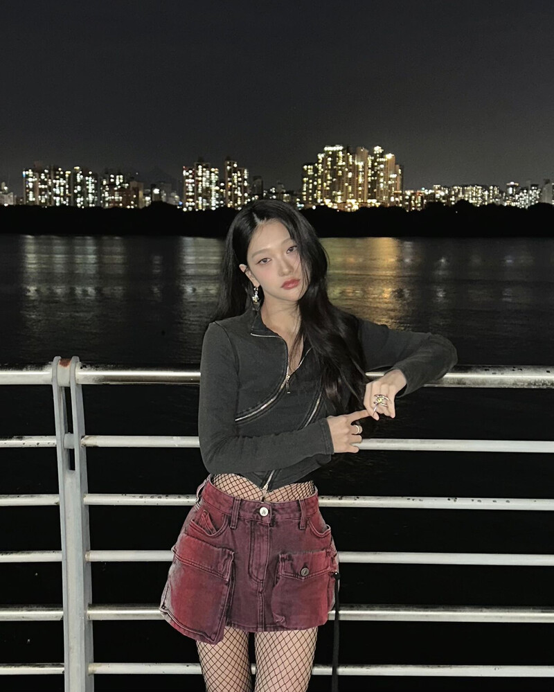 241026 fromis_9 Seoyeon Instagram Update documents 9