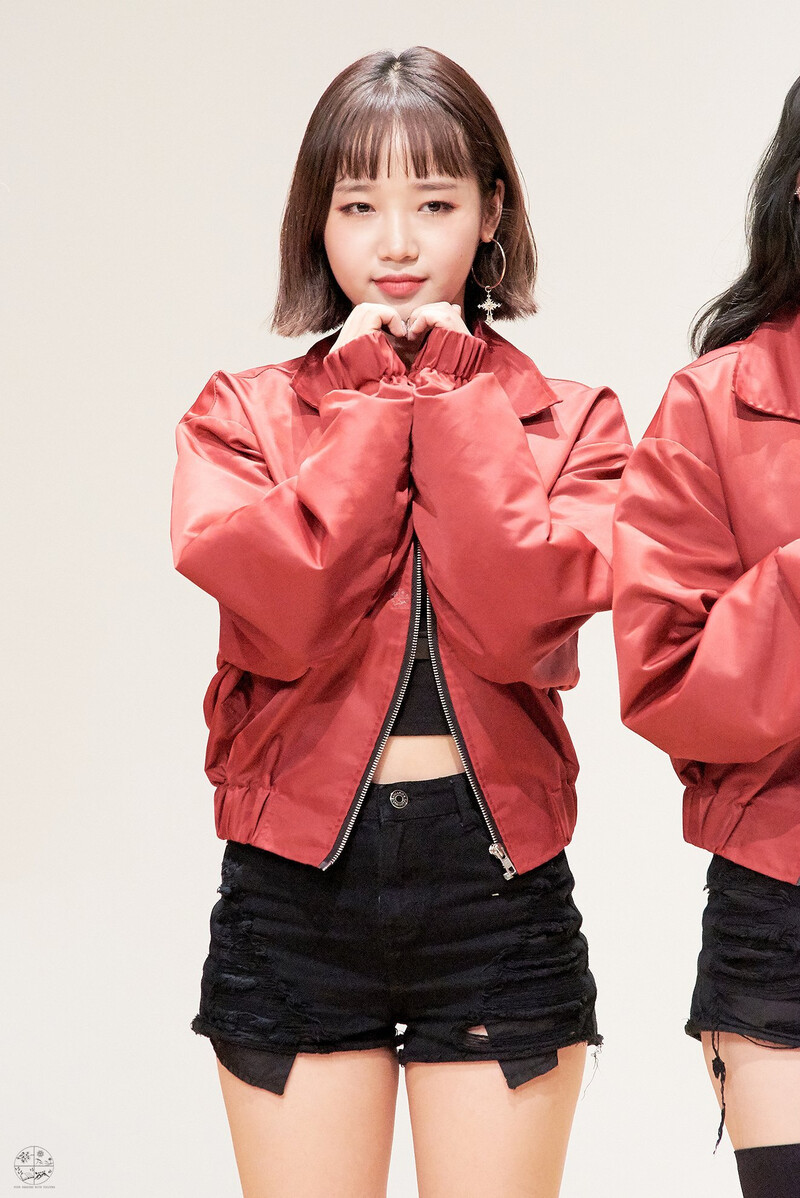 181021 Weki Meki Yoojung at 'KISS, KICKS' Youngdeungpo Fansign documents 11