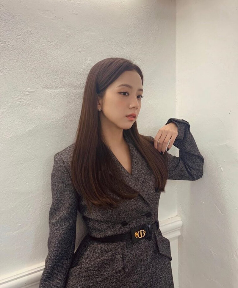 191129 JISOO Instagram Update documents 1