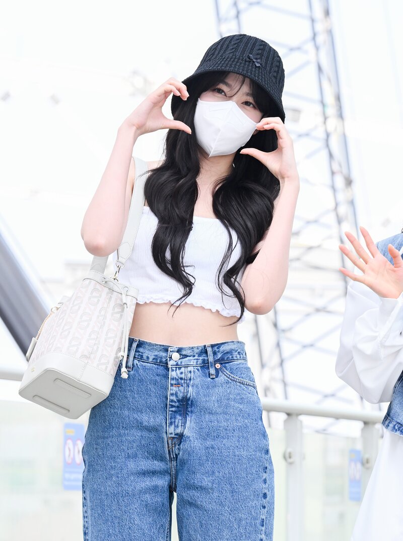 220520 STAYC's Yoon at Incheon International Airport for KCON USA 2022 documents 6