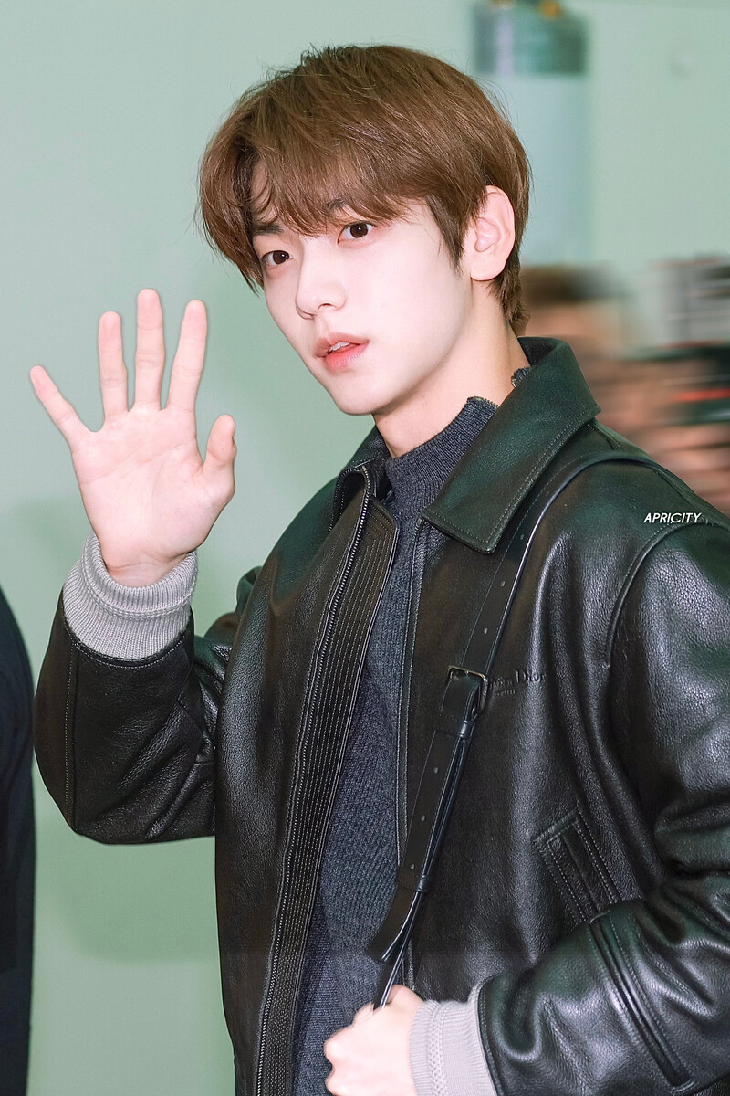 240619 TXT Soobin at Incheon International Airport documents 1