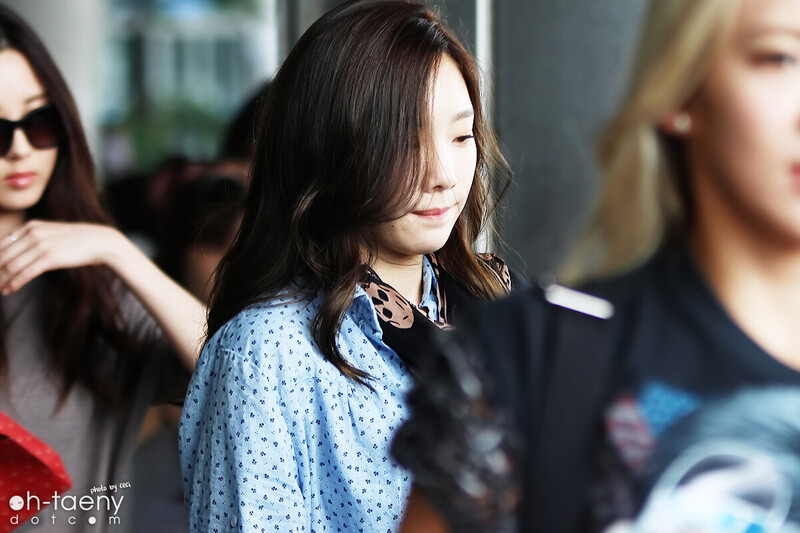 130920 Girls' Generation Taeyeon at Incheon Airport documents 3