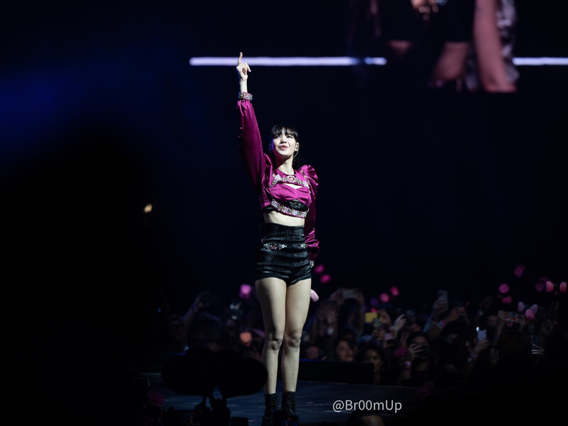 221025 BLACKPINK Lisa - 'BORN PINK' Concert in Dallas Day 1 documents 4