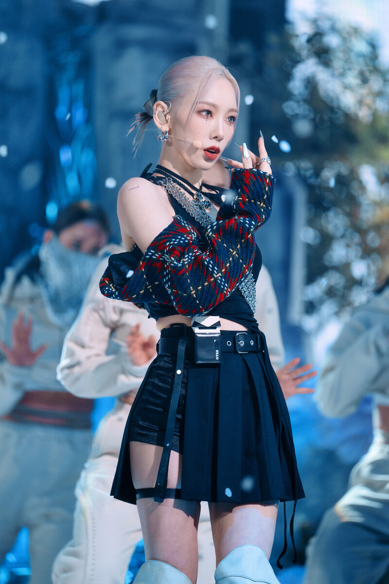 220220 Taeyeon - 'INVU' at Inkigayo documents 12