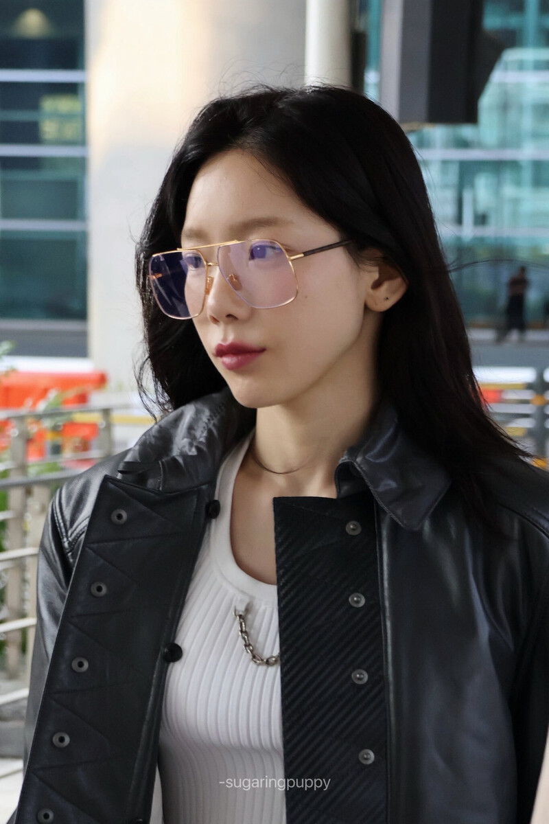 231004 Taeyeon - Incheon International Airport documents 27