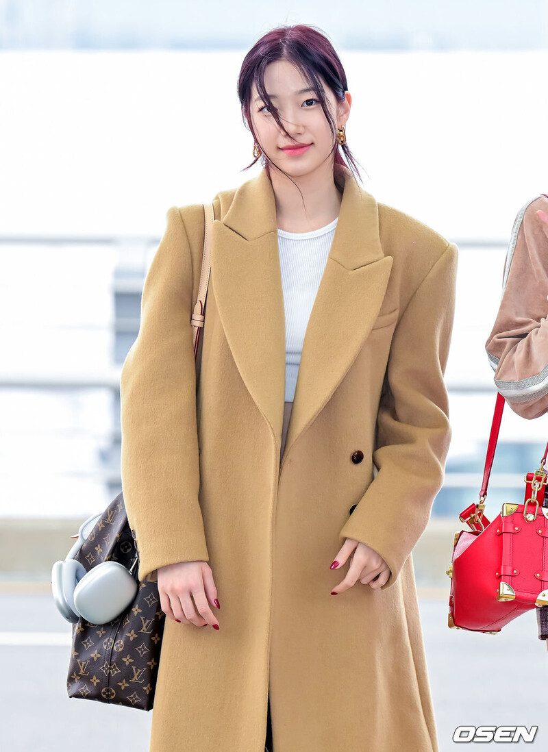 231026 LE SSERAFIM Kazuha at Incheon International Airport documents 6