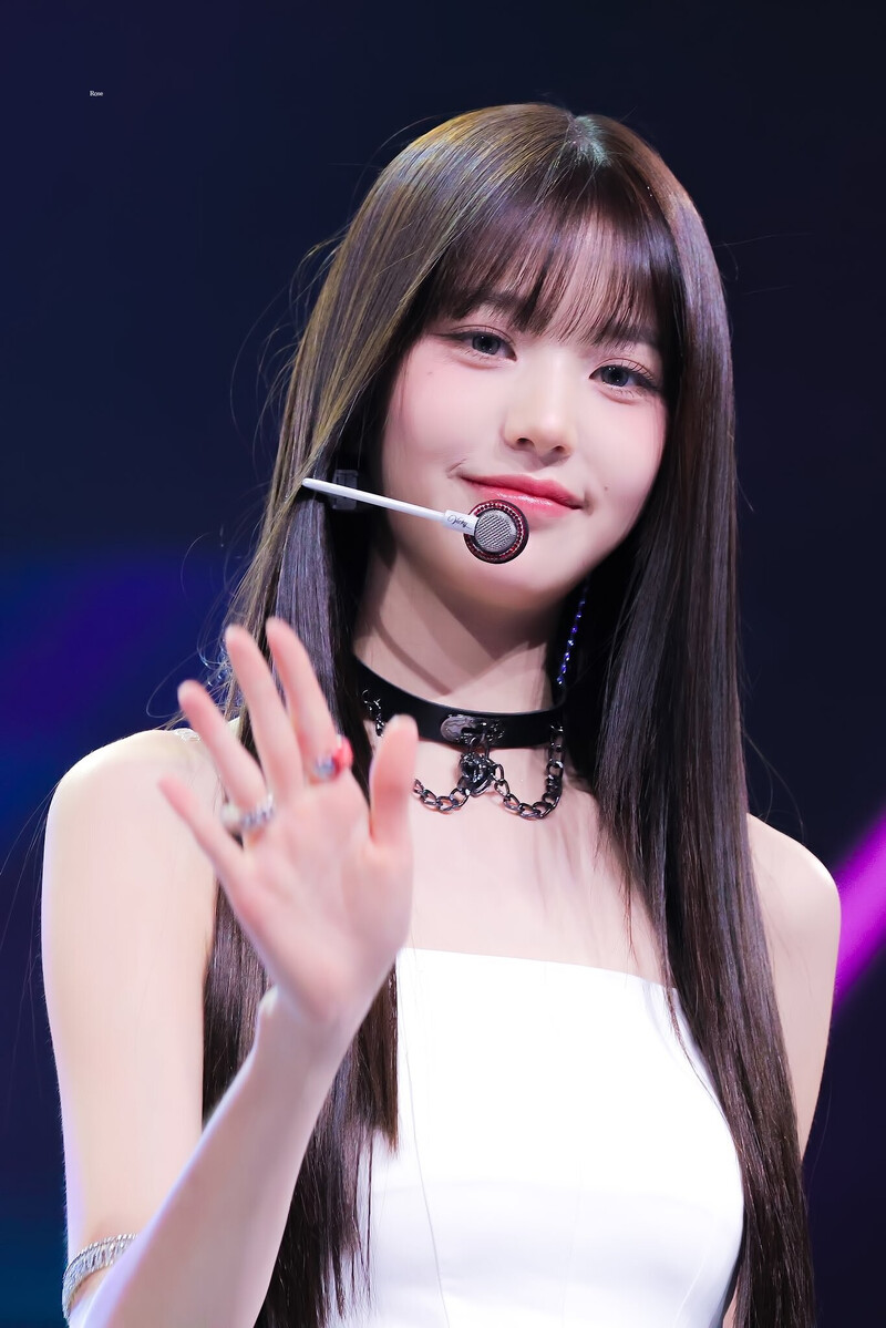 231109 Jang Wonyoung at Tik Tok Stage documents 5