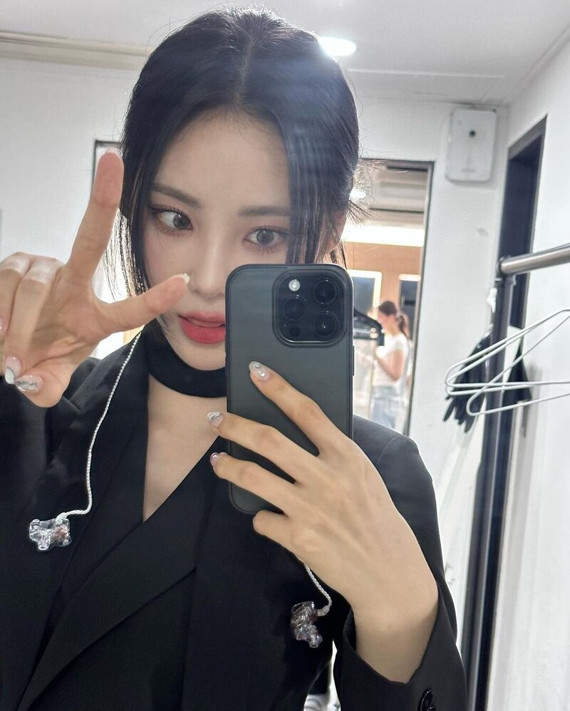 230712 ARTMS Jinsoul Instagram Update with Kim Lip, Choerry, Heejin, Haseul, Hyunjin, Vivi & Yeojin documents 3