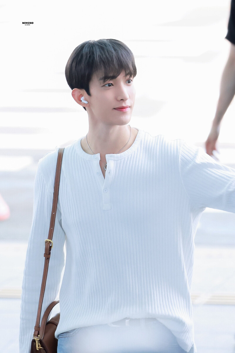 240625 SEVENTEEN DK at Incheon International Airport documents 12