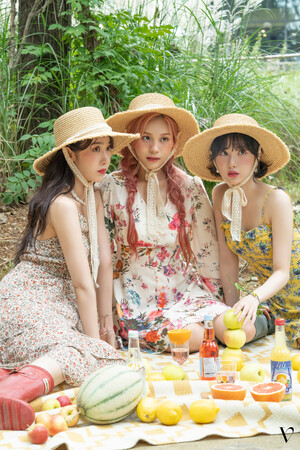 230608 VIVIZ - 2023 Season's Greetings 'a Vivacious Girls Club' Behind