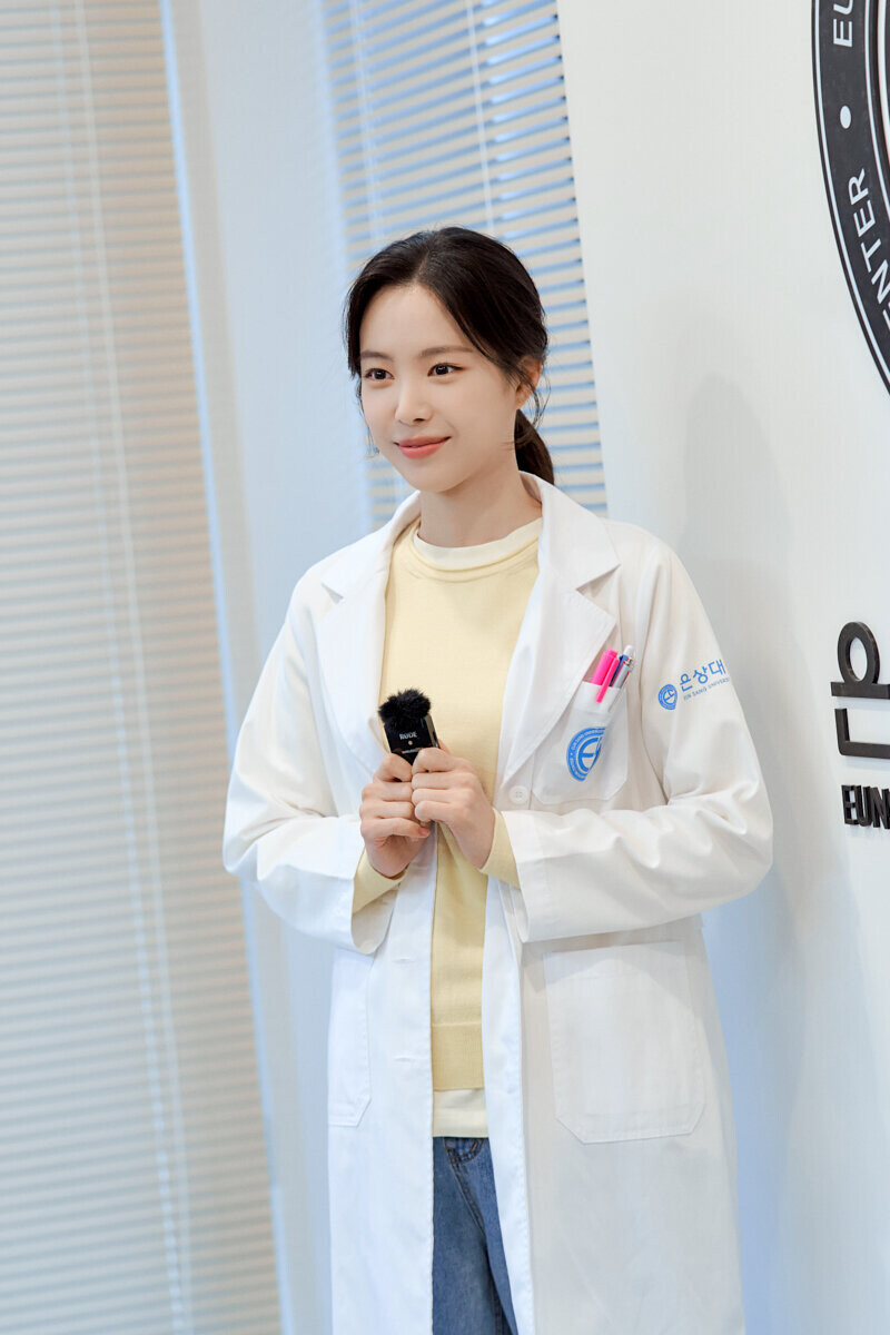 220102 YG Stage Naver Post - Naeun - 'Ghost Doctor' Behind documents 13