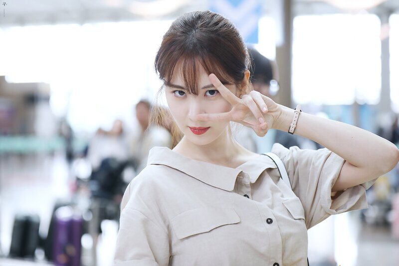 180430 Girls' Generation Seohyun at Incheon Airport documents 13