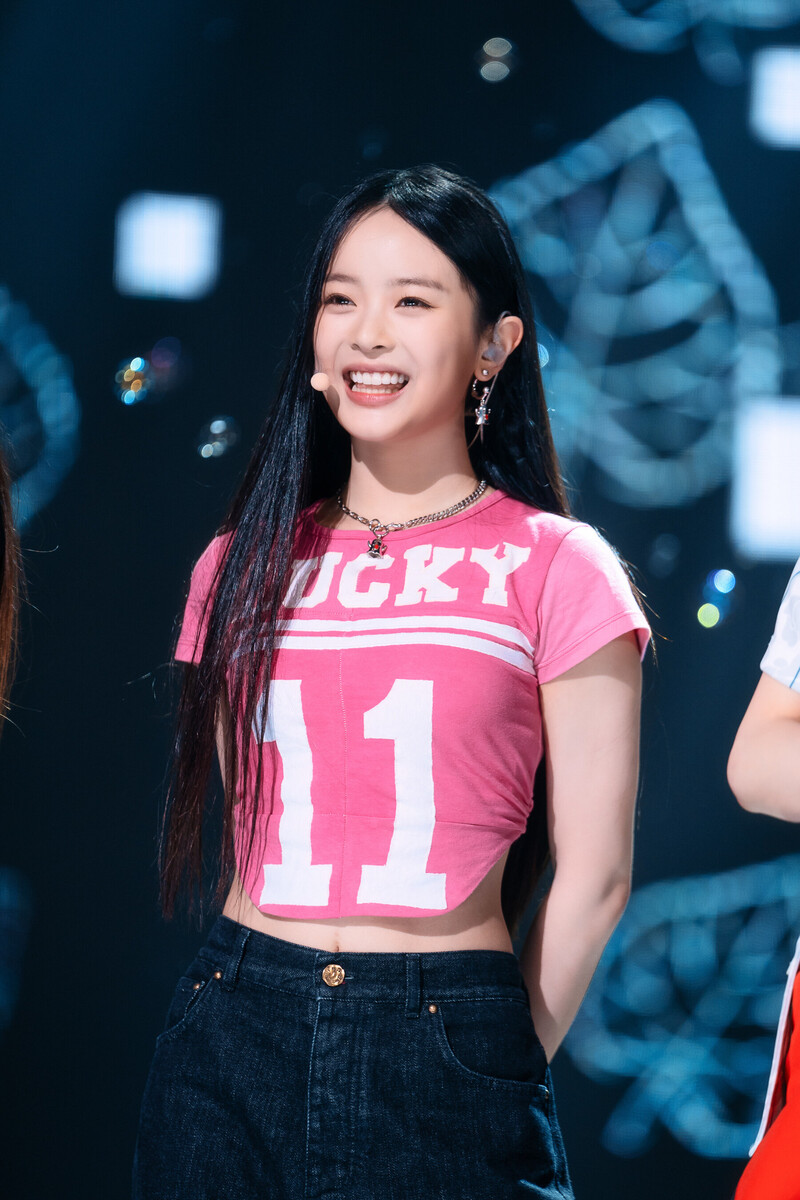 220807 NewJeans Hanni 'Attention' at Inkigayo documents 11