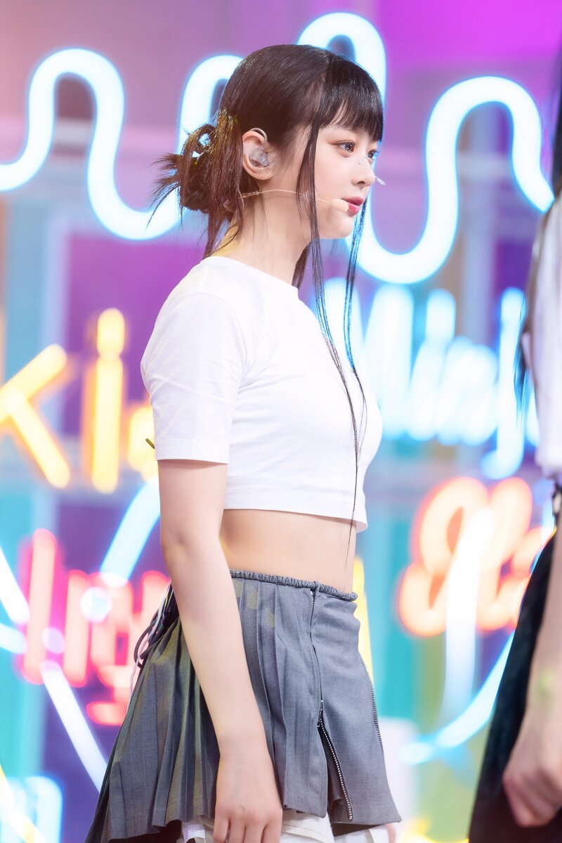 220807 NewJeans Hanni 'Cookie' at Inkigayo documents 25