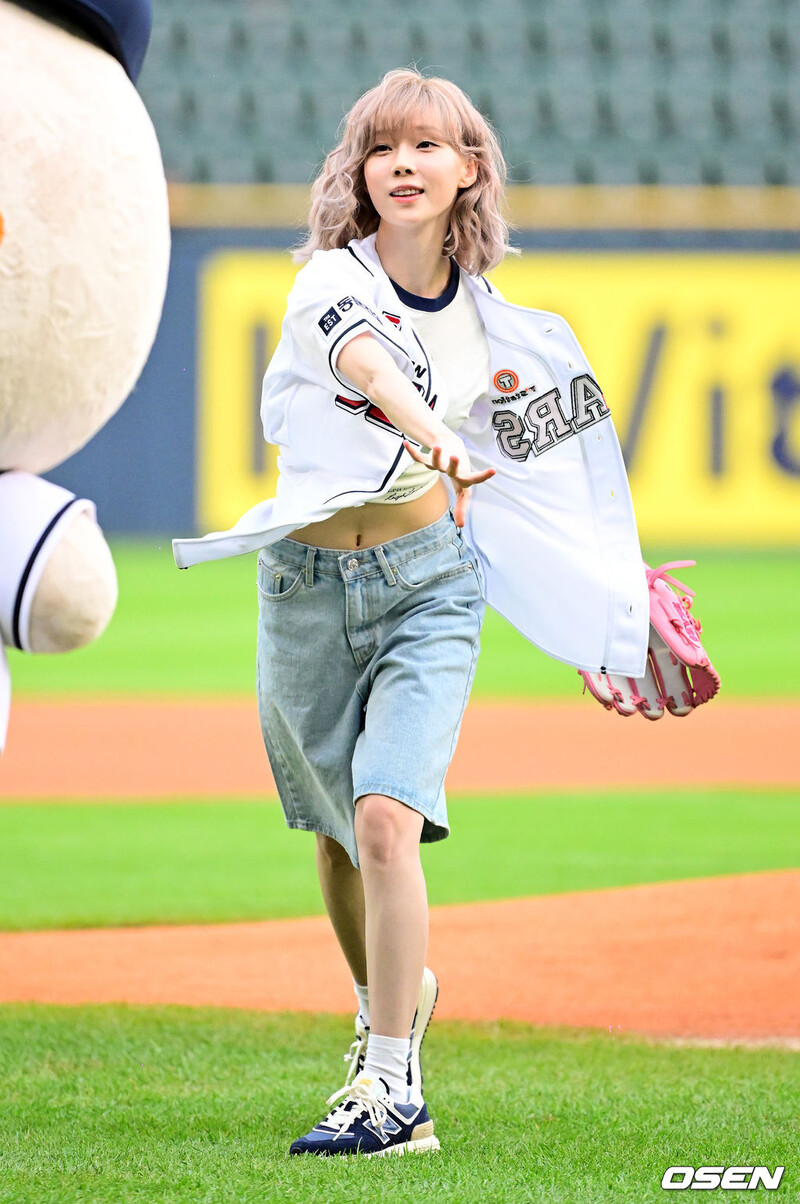 240725 - WINTER Throws the First Pitch for Doosan Bears at Jamsil Baseball Stadium documents 6